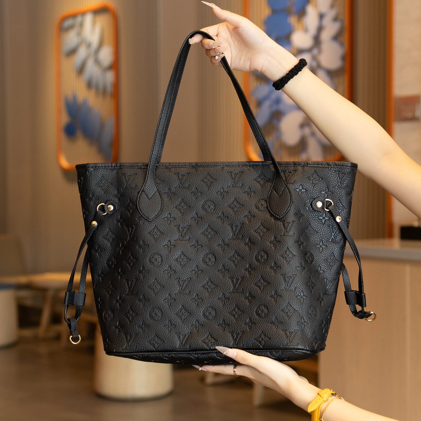 "الرضا مضمون" - حقيبة يد عصرية