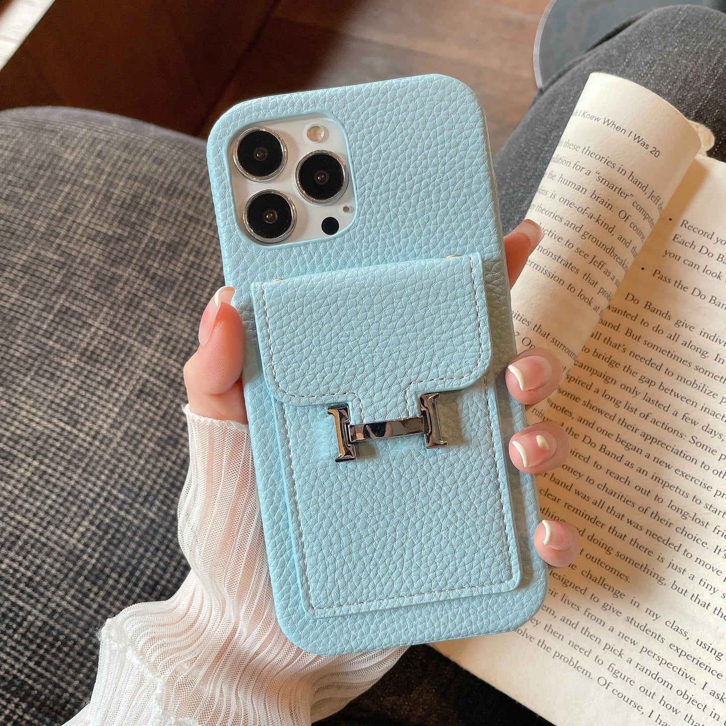 Custodia per iPhone in pelle con portacarte H