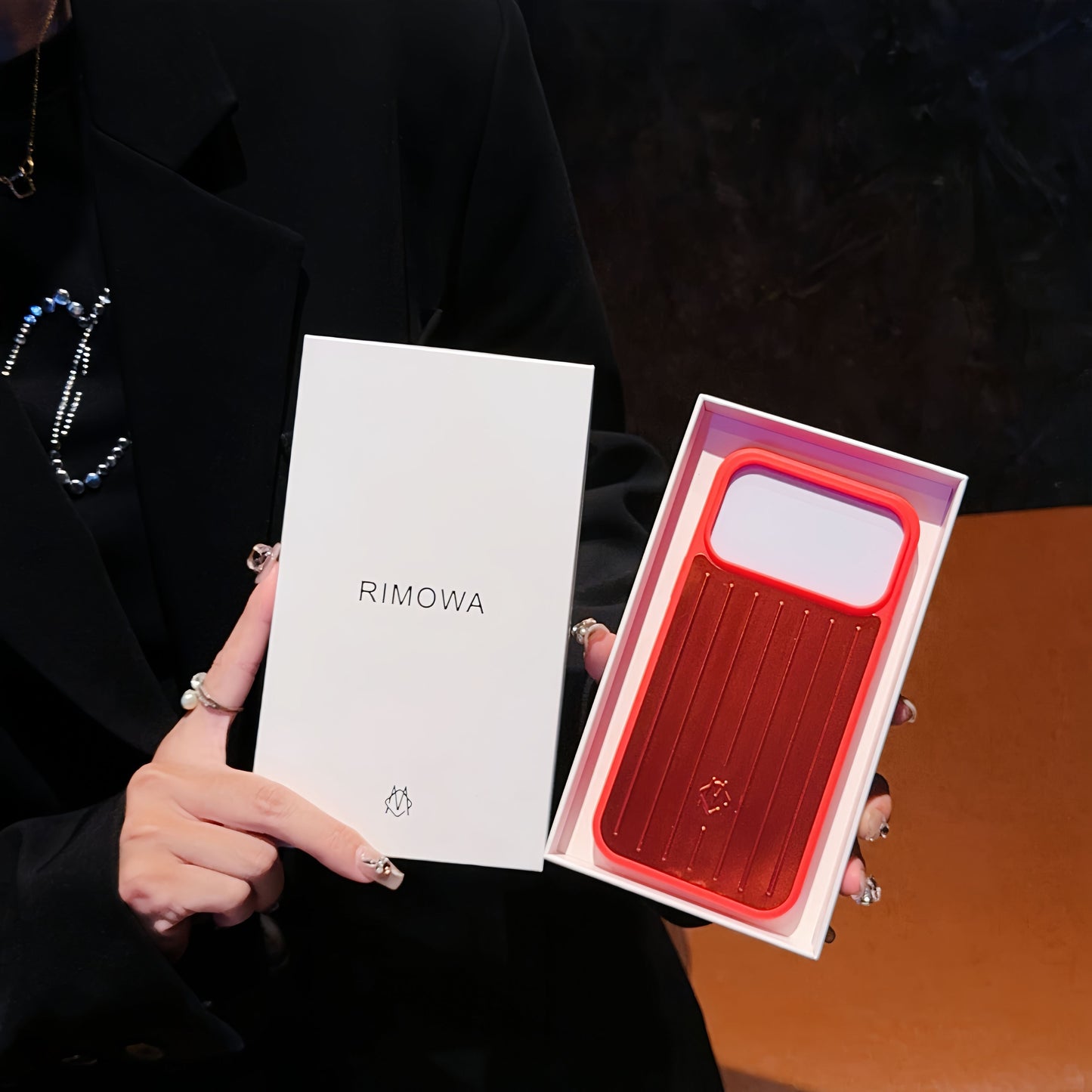 Gerippte iPhone-Hülle mit Metallpanzerung – stilvoller Schutz, inspiriert vom Reisen