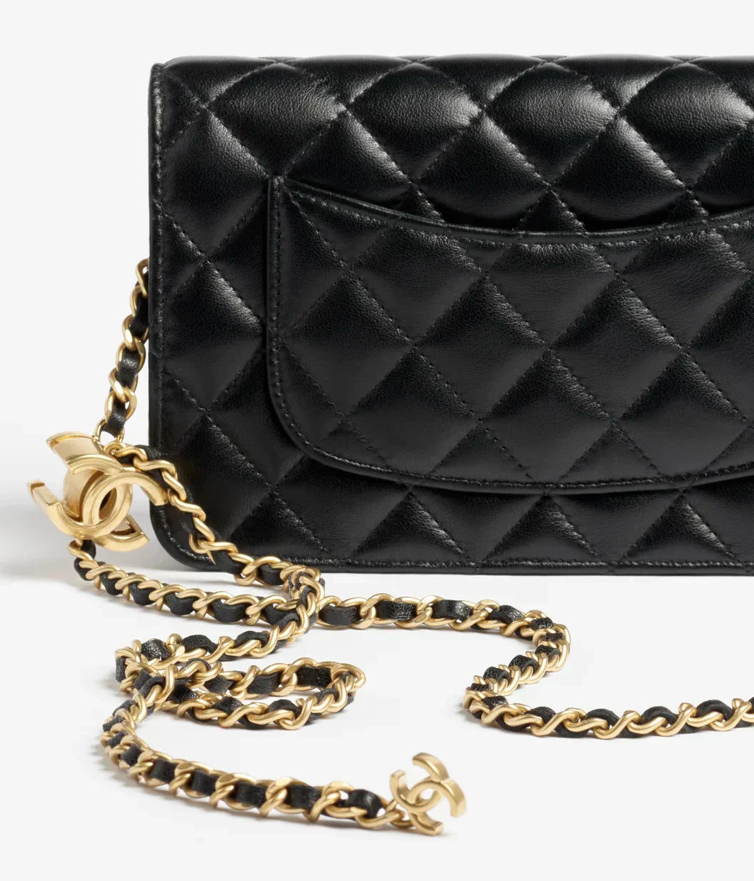 محفظة على سلسلة من جلد الحمل اللامع ولؤلؤ ذهبي اللون