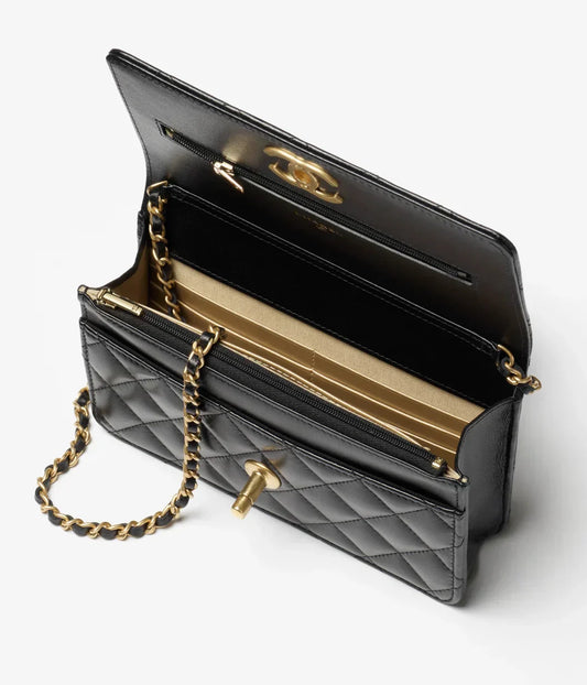 محفظة على سلسلة من جلد الحمل اللامع ولؤلؤ ذهبي اللون