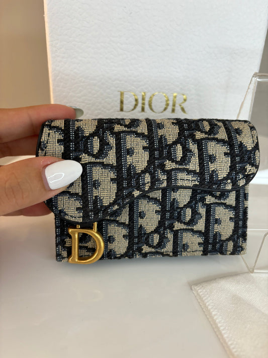 Carteira Clássica Saddle Bloom Card