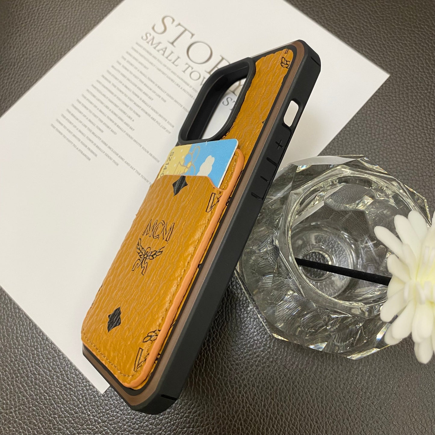 Cás MCM iPhone Le Sealbhóir Cárta Buí-MCK240603