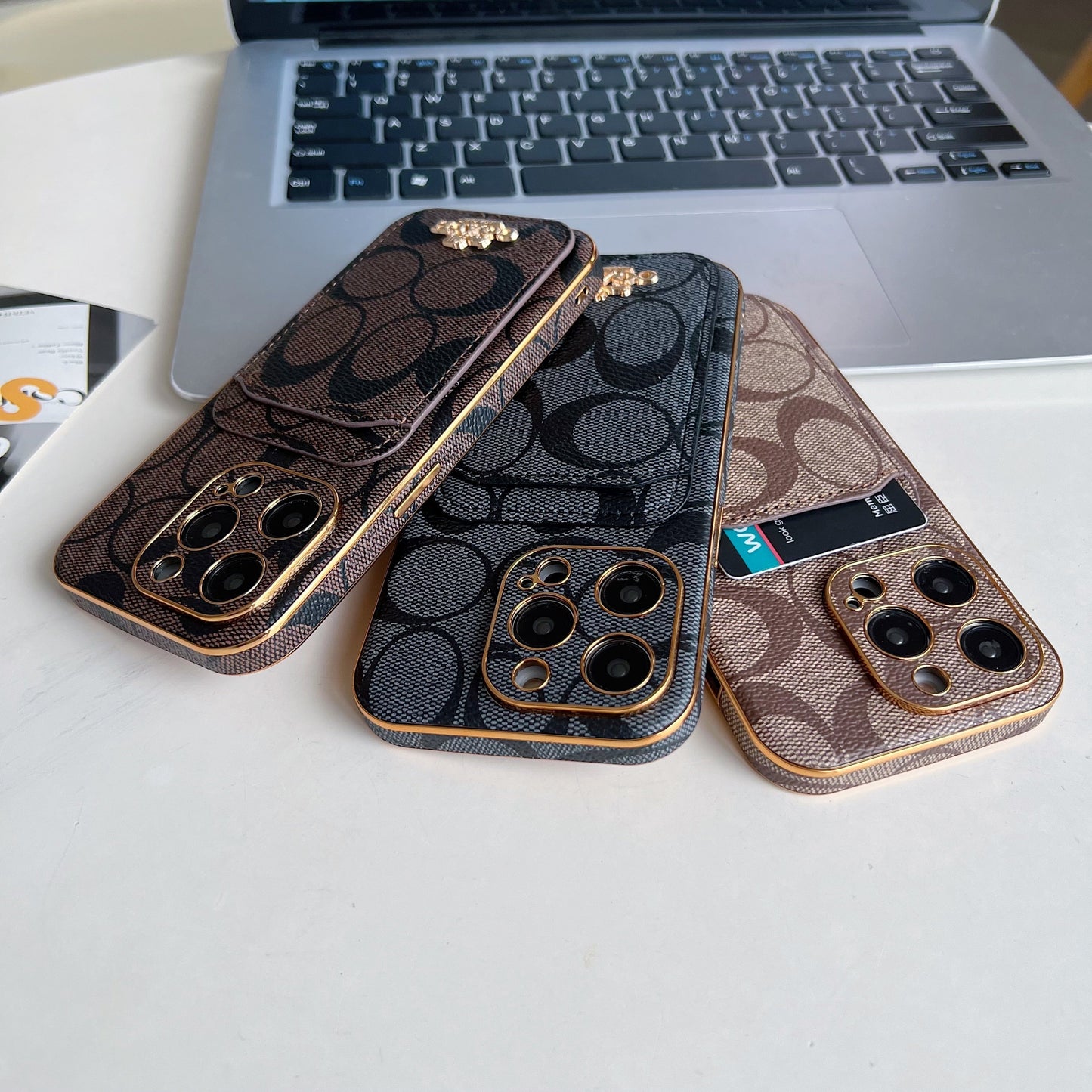 Cás iPhone Clasaiceach Le Sealbhóir Cárta Dubh -KB241651