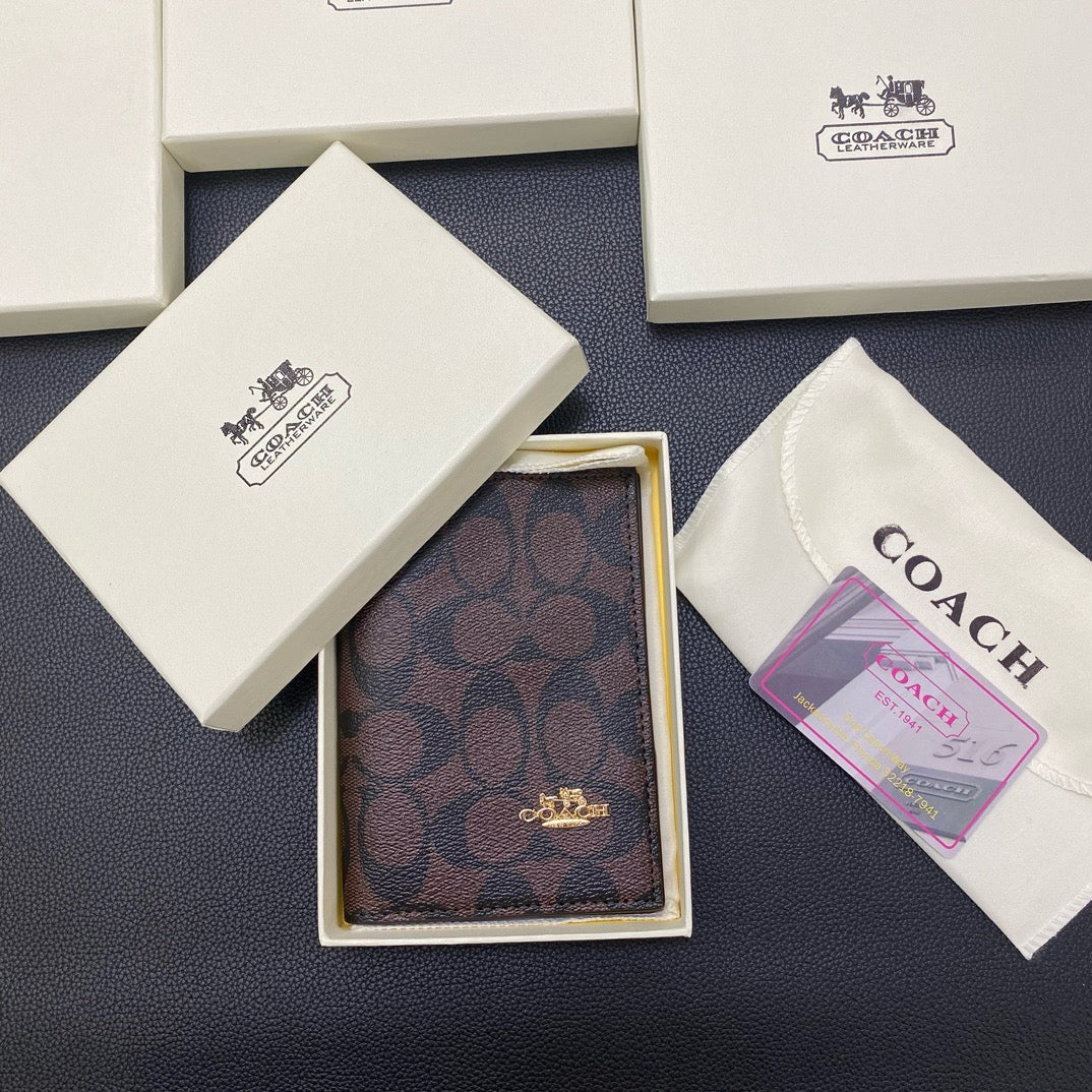 حاملة جواز سفر جلدية كلاسيكية من CO – منظم سفر أنيق