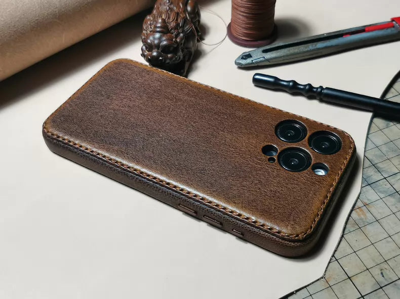 Kakavy käsintehty kasviparkitettu nahkainen iPhone-kotelo – Vintage Patina Edition