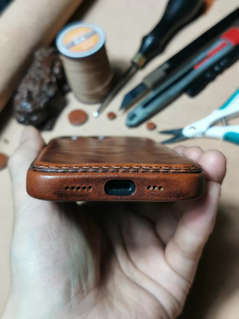 Kakavy käsintehty kasviparkitettu nahkainen iPhone-kotelo – Vintage Patina Edition