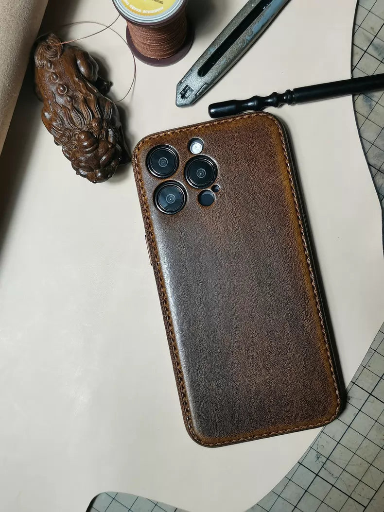 Kakavy käsintehty kasviparkitettu nahkainen iPhone-kotelo – Vintage Patina Edition