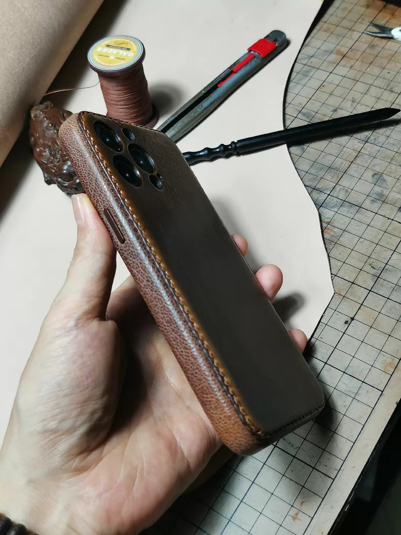Kakavy käsintehty kasviparkitettu nahkainen iPhone-kotelo – Vintage Patina Edition