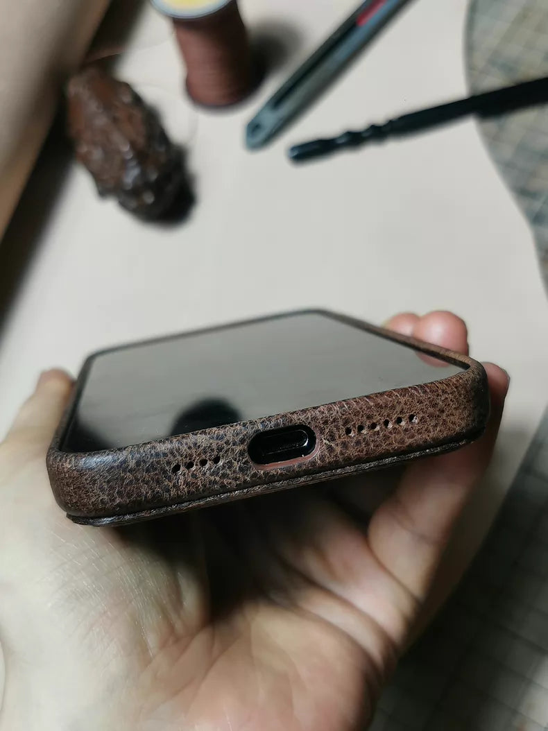 Kakavy käsintehty kasviparkitettu nahkainen iPhone-kotelo – Vintage Patina Edition