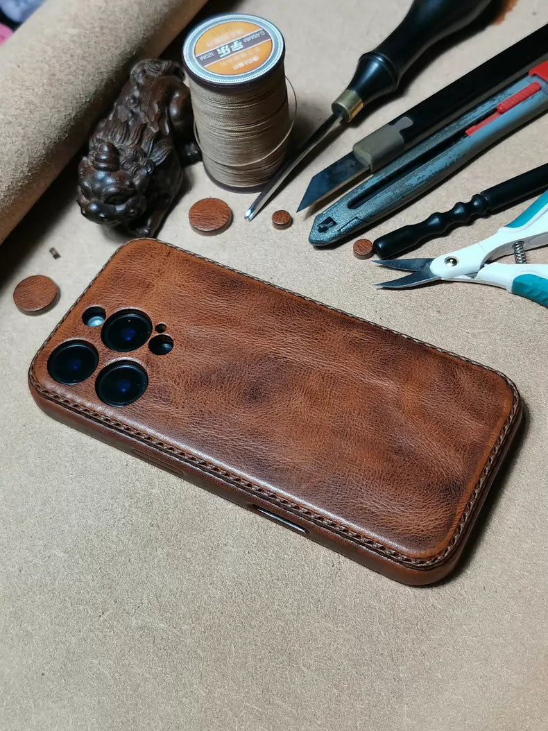 Kakavy käsintehty kasviparkitettu nahkainen iPhone-kotelo – Vintage Patina Edition