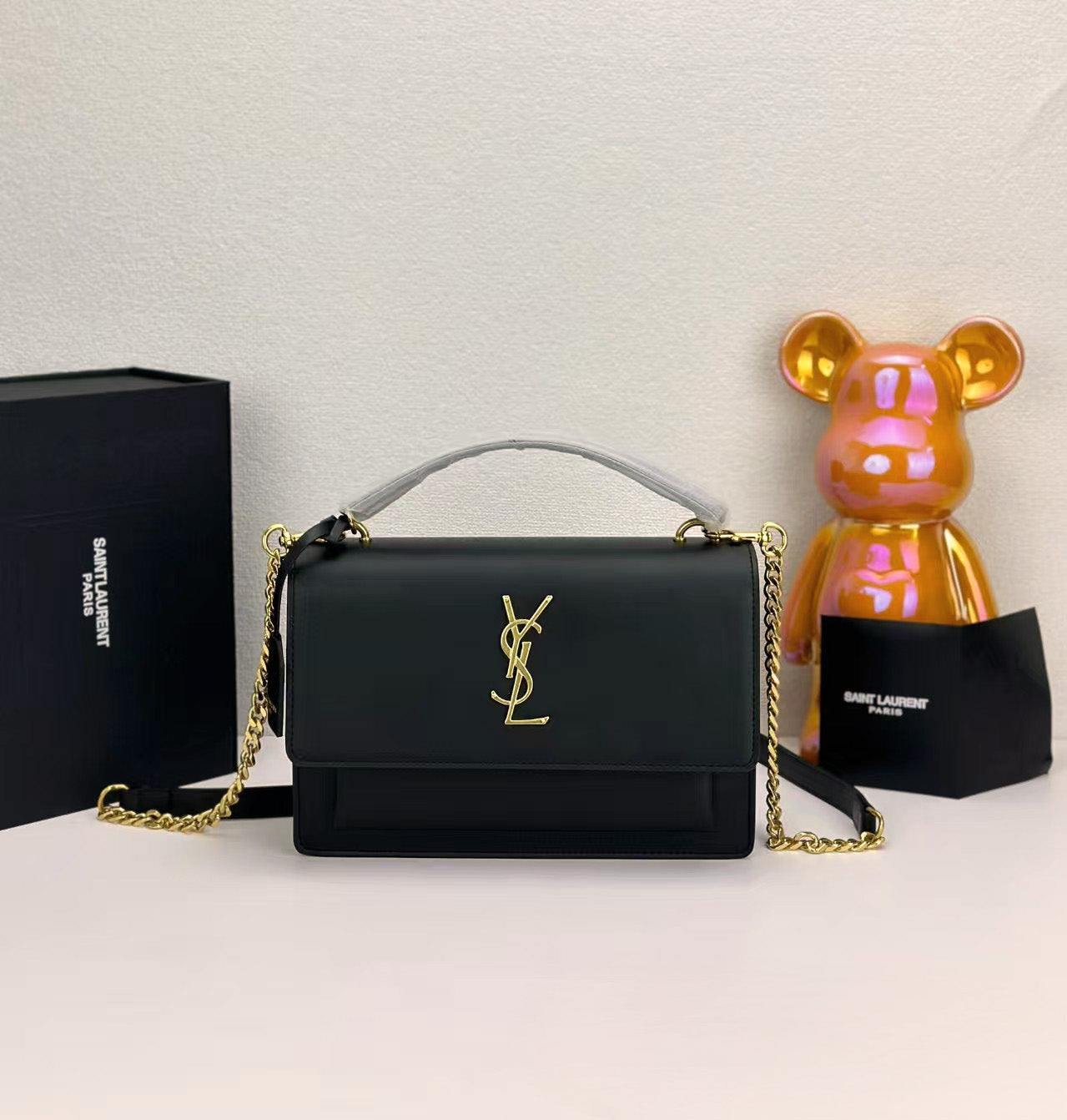 Elegancka skórzana torba na ramię ze złotym łańcuszkiem