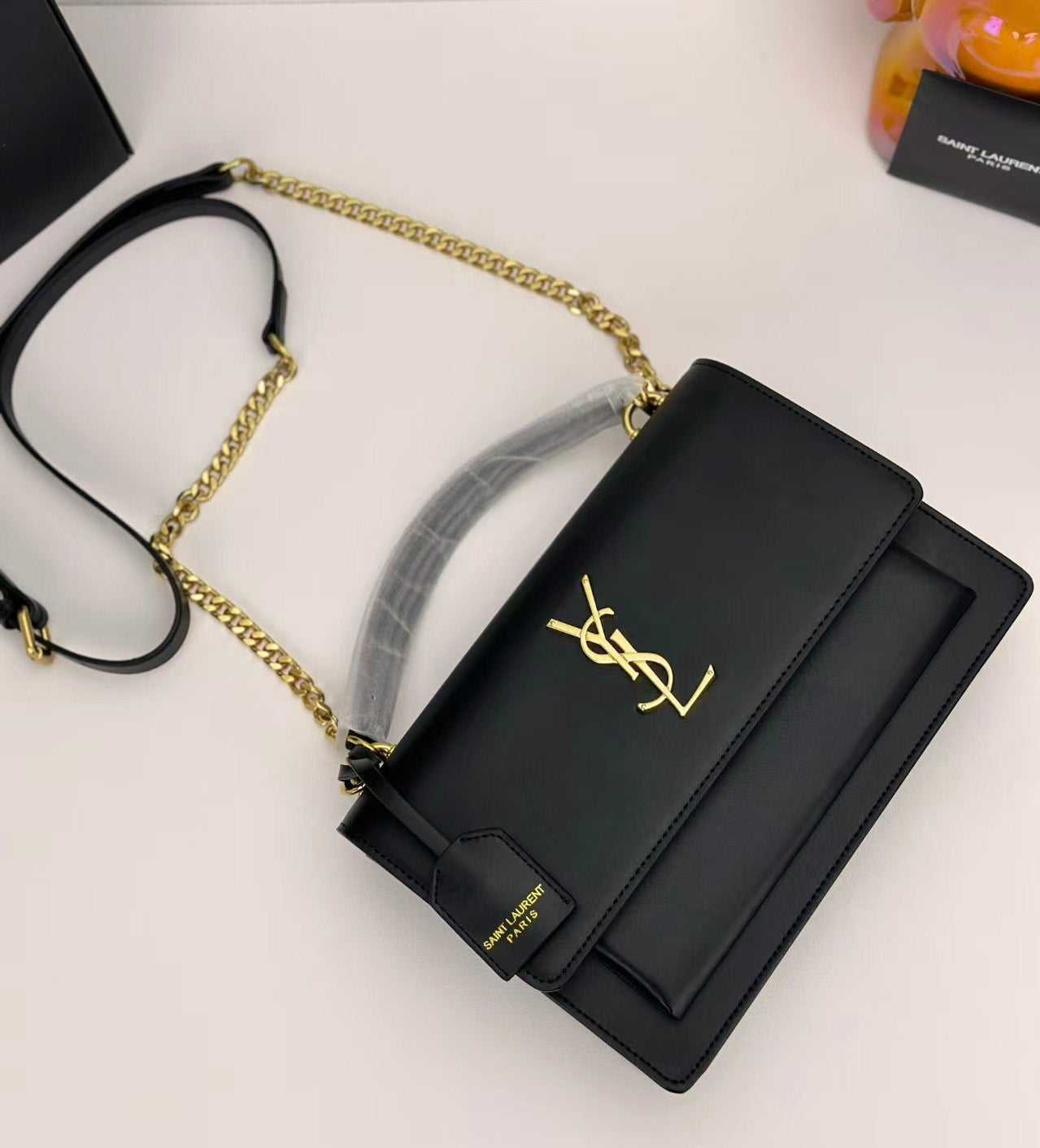 Elegancka skórzana torba na ramię ze złotym łańcuszkiem