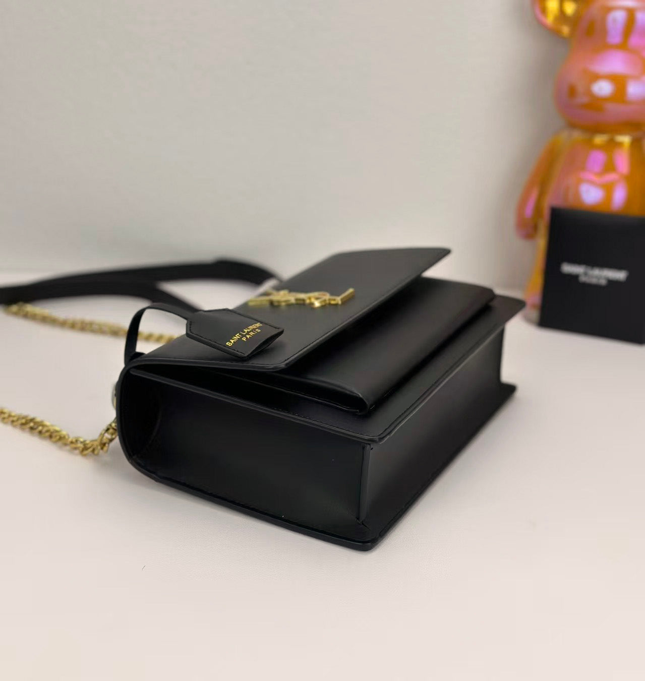 Elegancka skórzana torba na ramię ze złotym łańcuszkiem