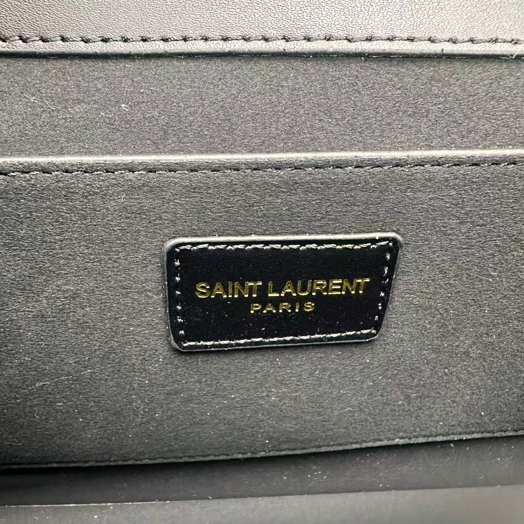 Elegancka skórzana torba na ramię ze złotym łańcuszkiem