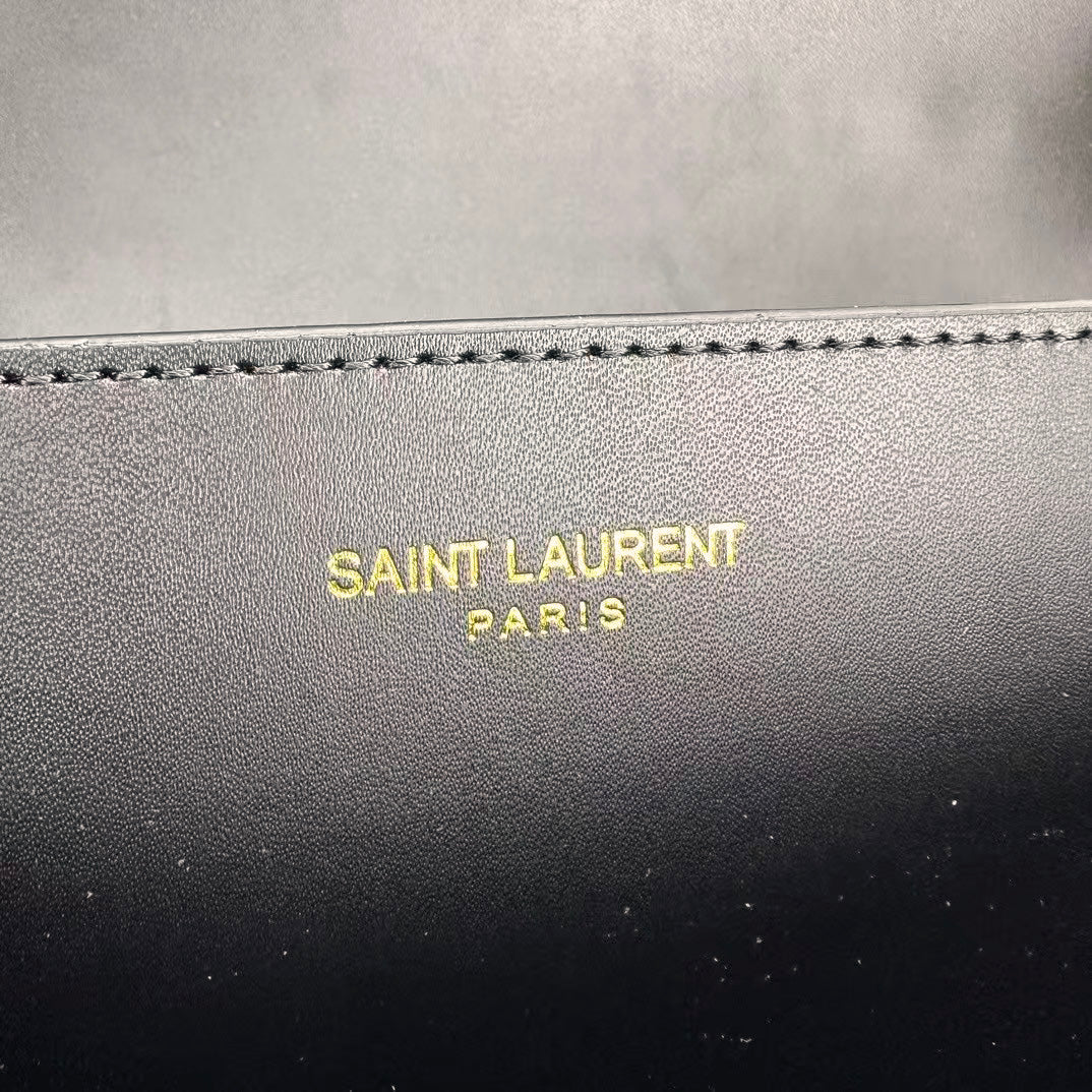 Elegancka skórzana torba na ramię ze złotym łańcuszkiem