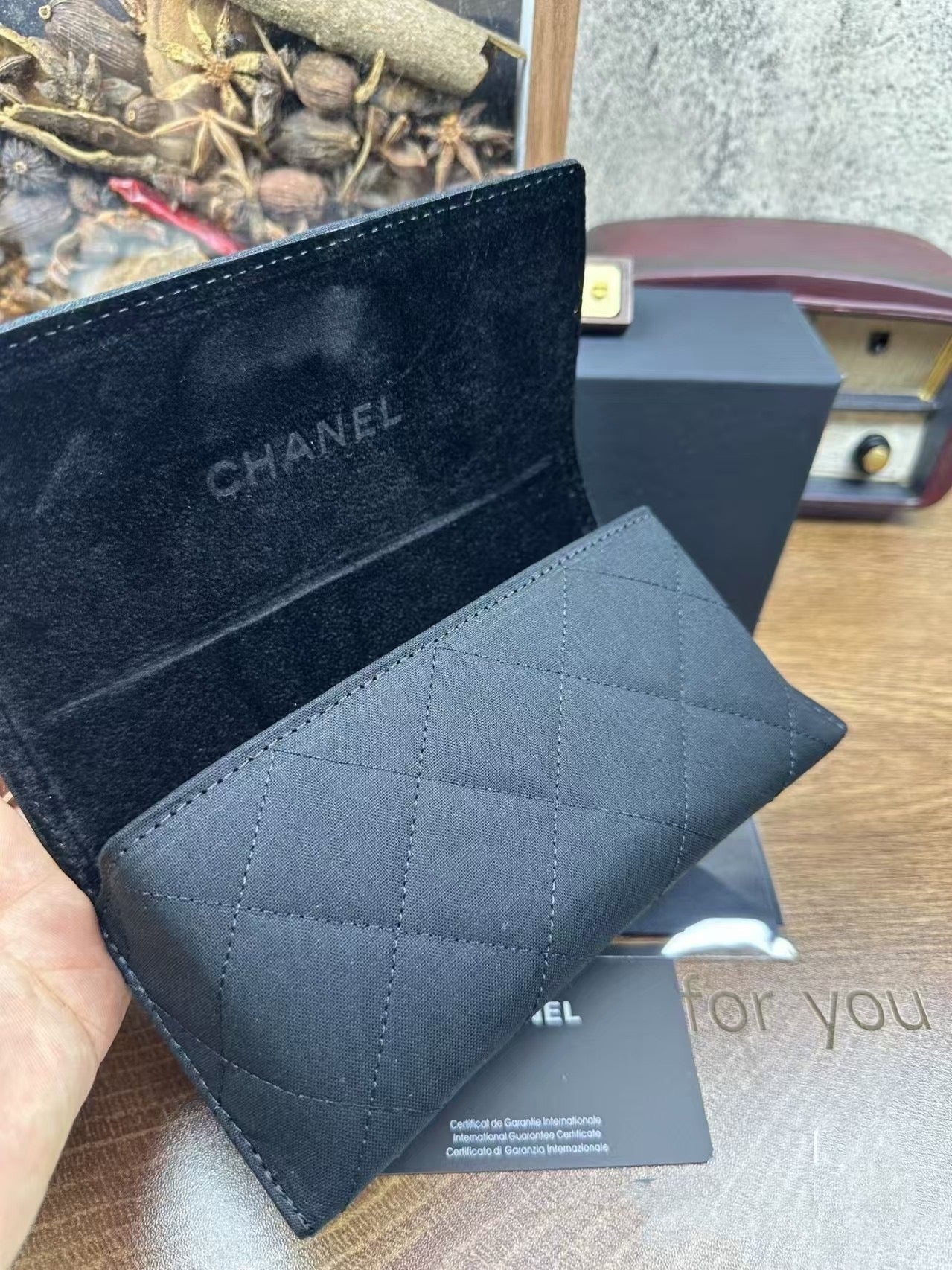 حافظة نظارة كلاسيكية بنمط شبكي ماسي مع لمسات معدنية