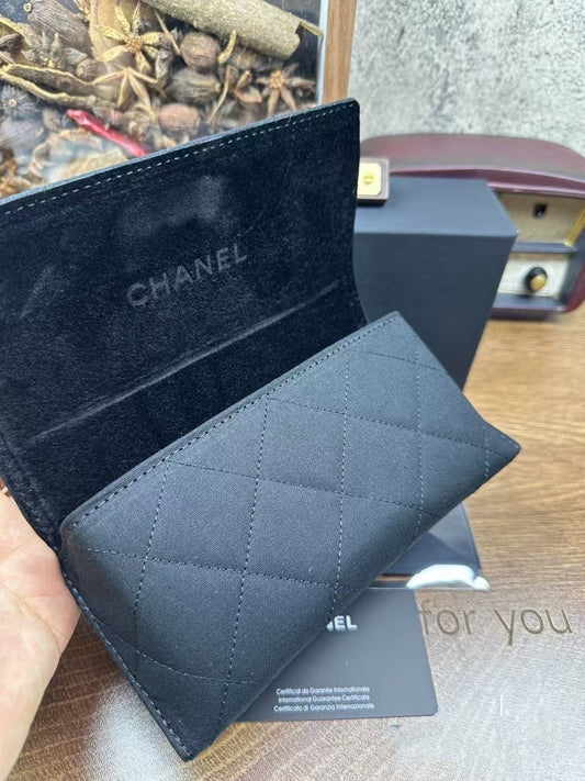 حافظة نظارة كلاسيكية بنمط شبكي ماسي مع لمسات معدنية