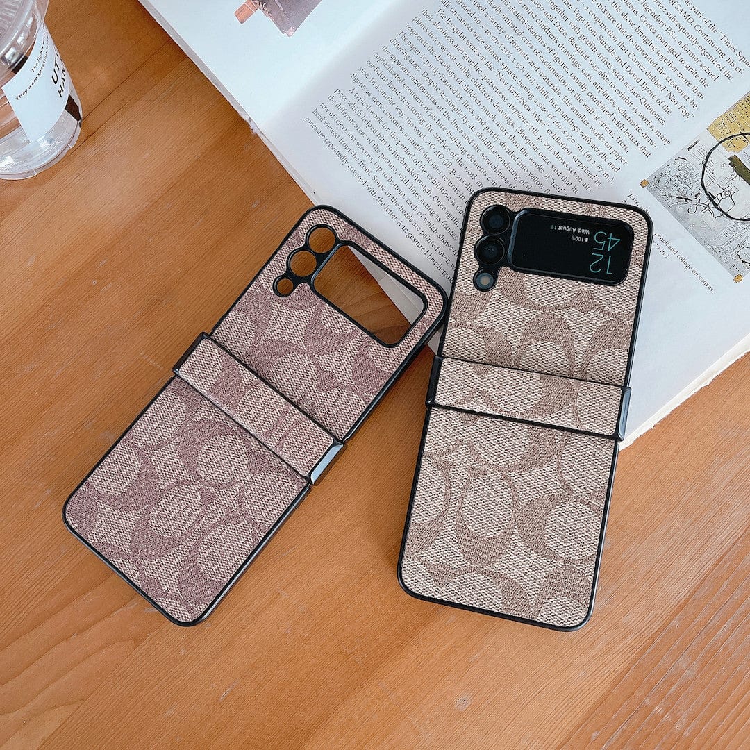 Coach Z Flip/Z Fold Samsungin puhelinkotelo sormihihnalla