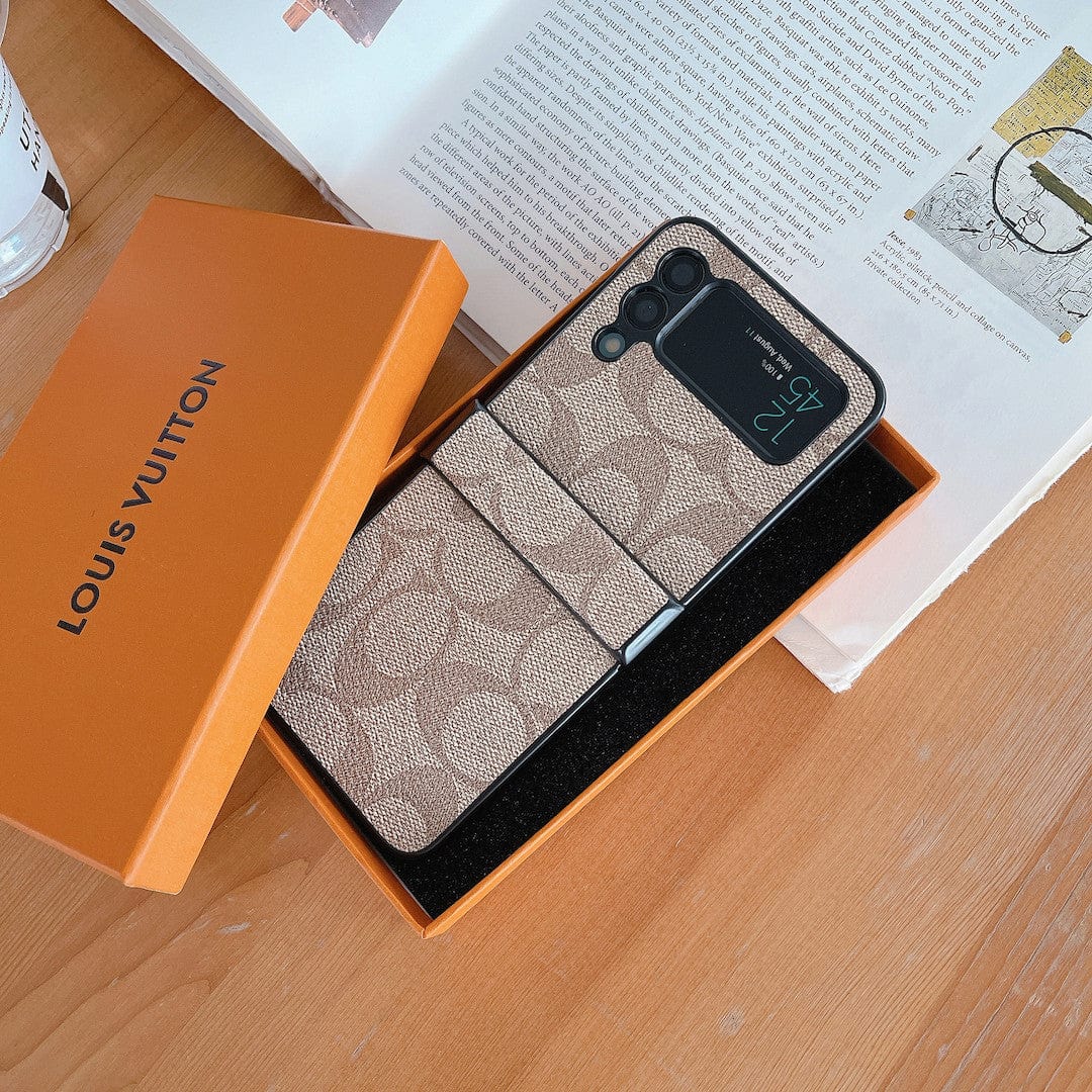 Coach Z Flip/Z Fold Samsungin puhelinkotelo sormihihnalla