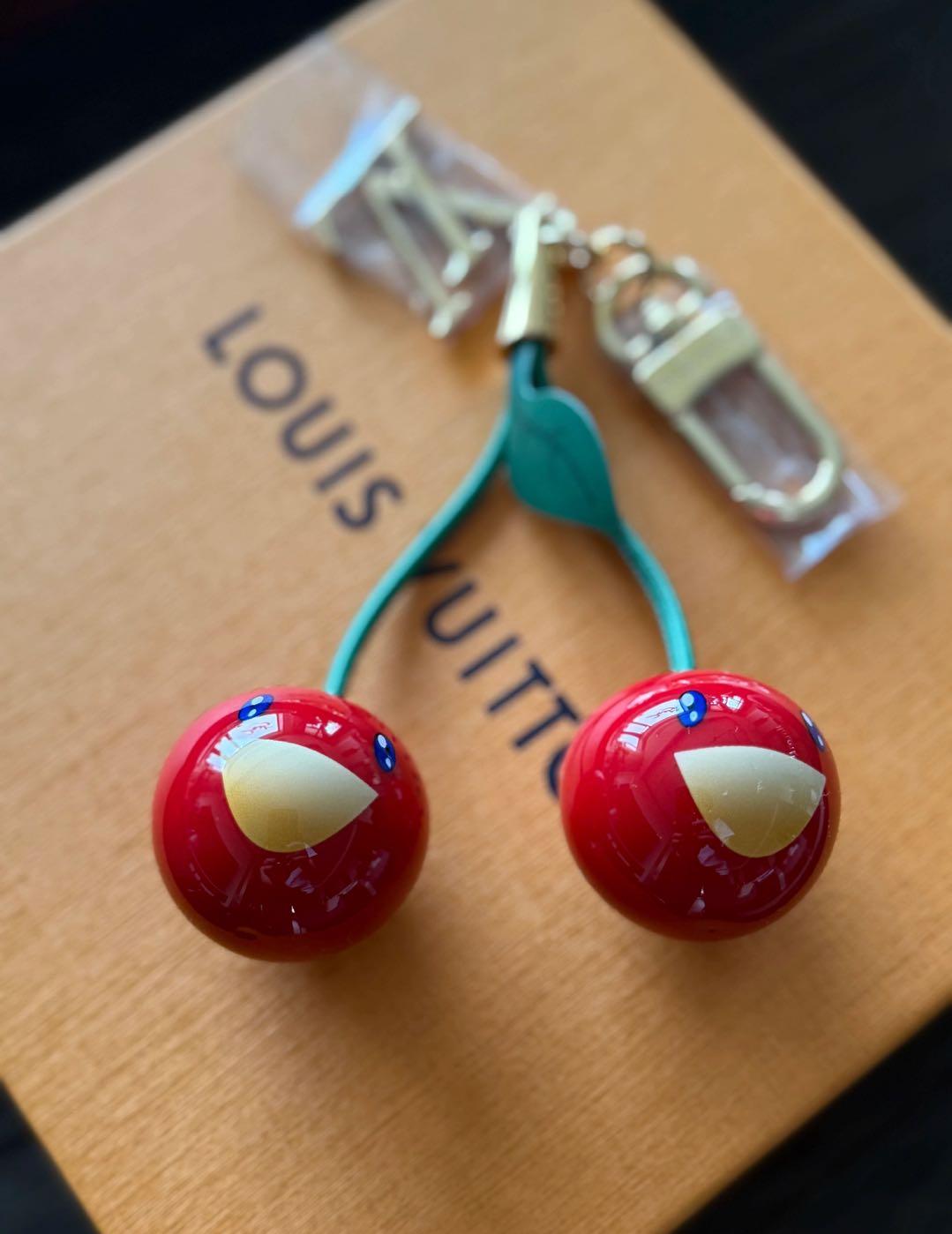 🌟 Breloc L- Cherry: Drăguț + Luxos, Totul într-Unul 🍒✨