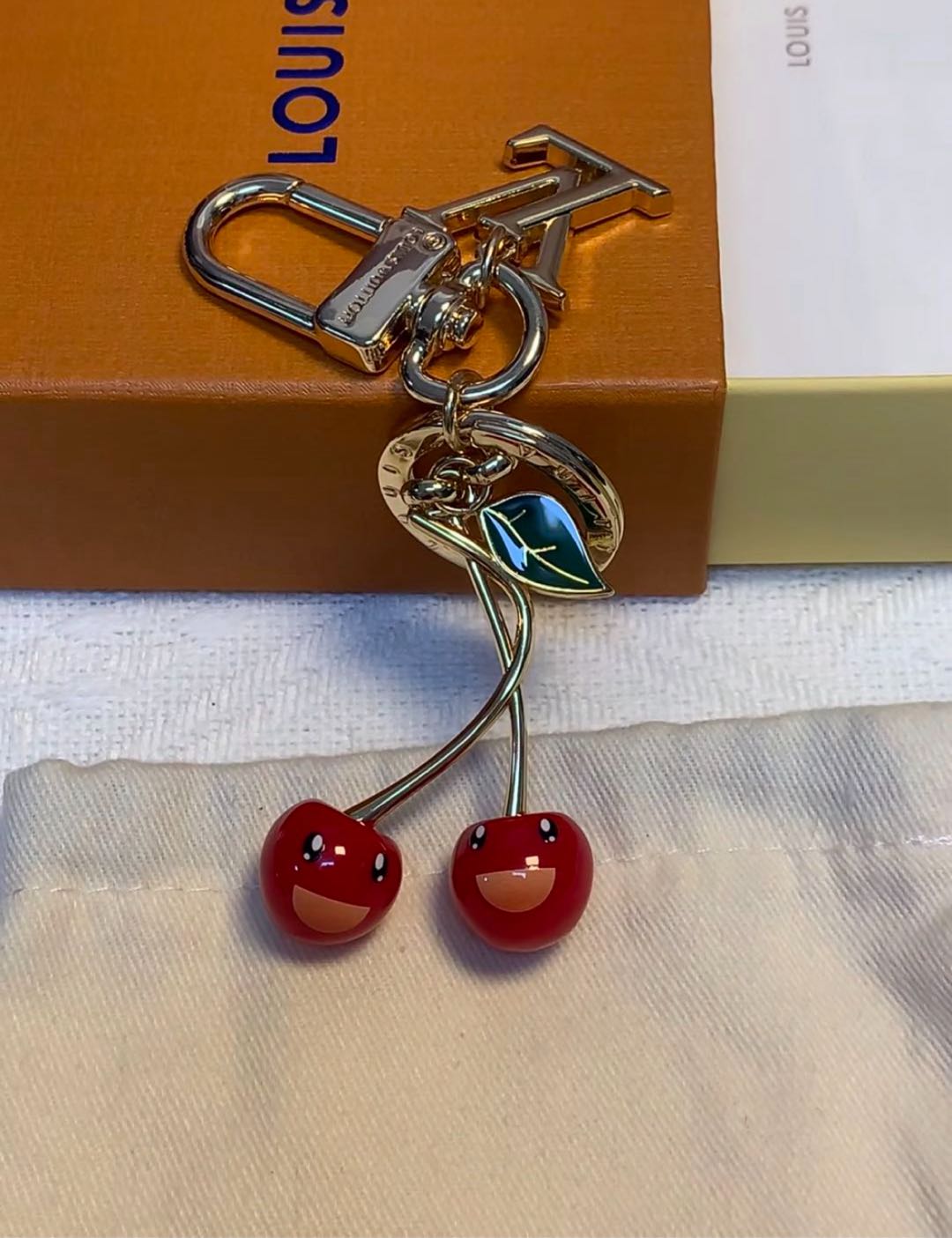 🌟 Breloc L- Cherry: Drăguț + Luxos, Totul într-Unul 🍒✨