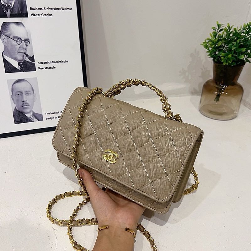 محفظة على سلسلة من جلد الحمل اللامع ولؤلؤ ذهبي اللون