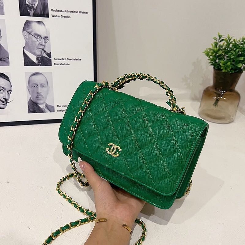 محفظة على سلسلة من جلد الحمل اللامع ولؤلؤ ذهبي اللون