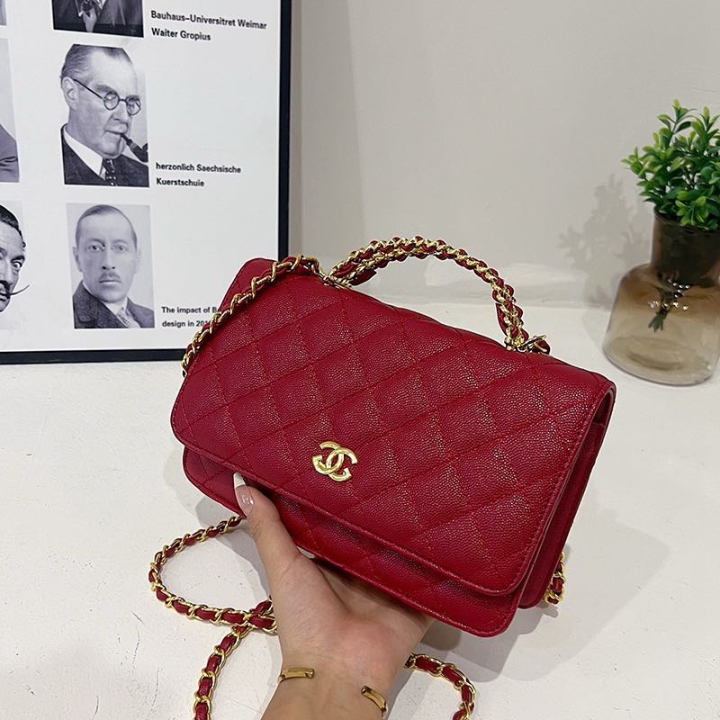 محفظة على سلسلة من جلد الحمل اللامع ولؤلؤ ذهبي اللون