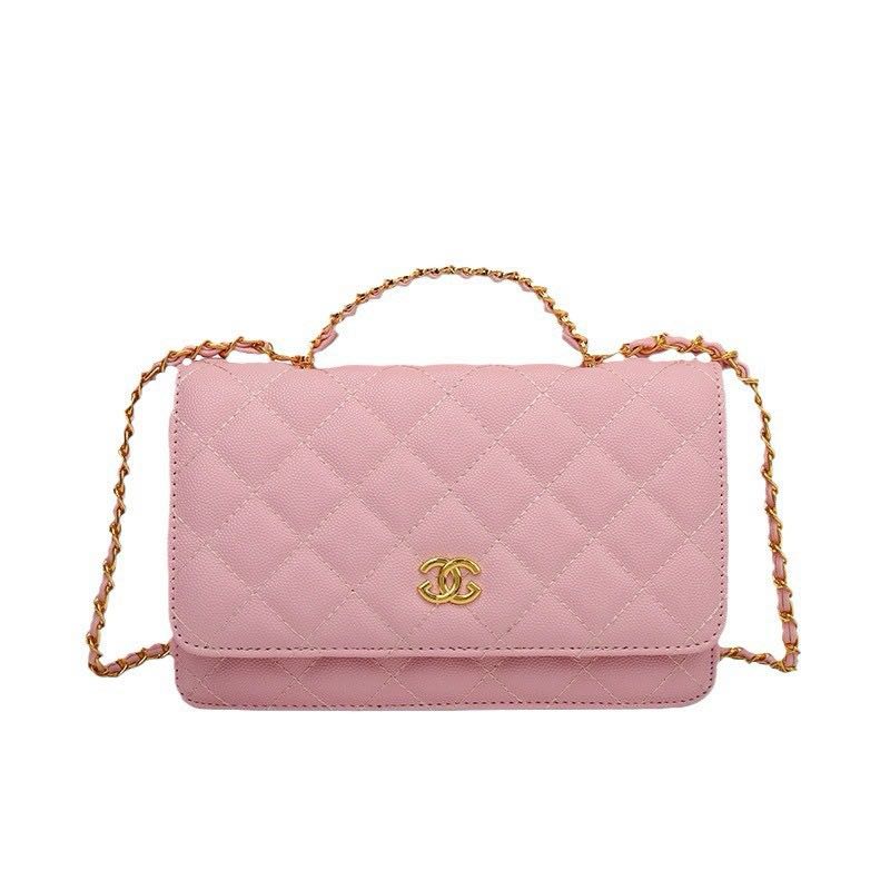 محفظة على سلسلة من جلد الحمل اللامع ولؤلؤ ذهبي اللون