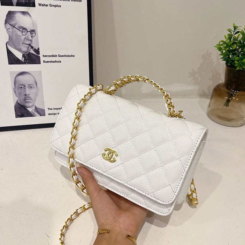 محفظة على سلسلة من جلد الحمل اللامع ولؤلؤ ذهبي اللون