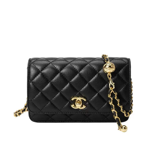 محفظة على سلسلة من جلد الحمل اللامع ولؤلؤ ذهبي اللون