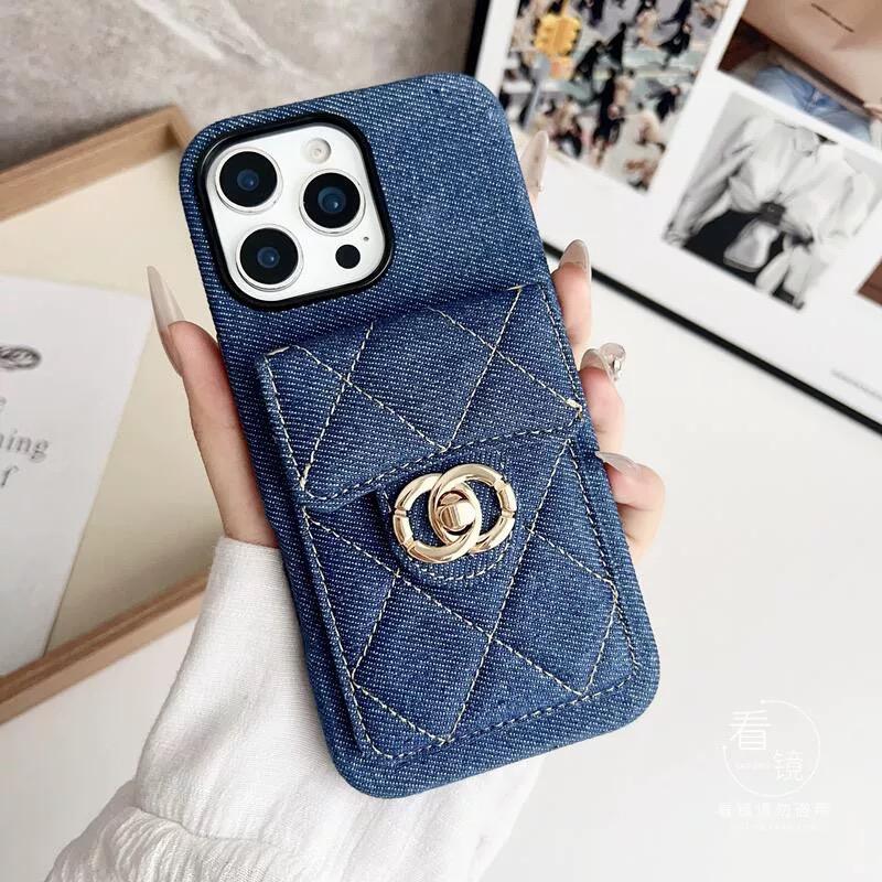 Prešívané crossbody puzdro na iPhone s retiazkovým popruhom & Vrecko na karty
