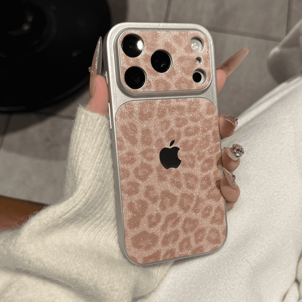 Étui de téléphone à paillettes à imprimé léopard — Protection étincelante avec un design élégant