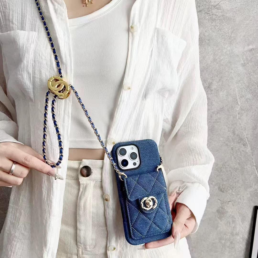 Prešívané crossbody puzdro na iPhone s retiazkovým popruhom & Vrecko na karty