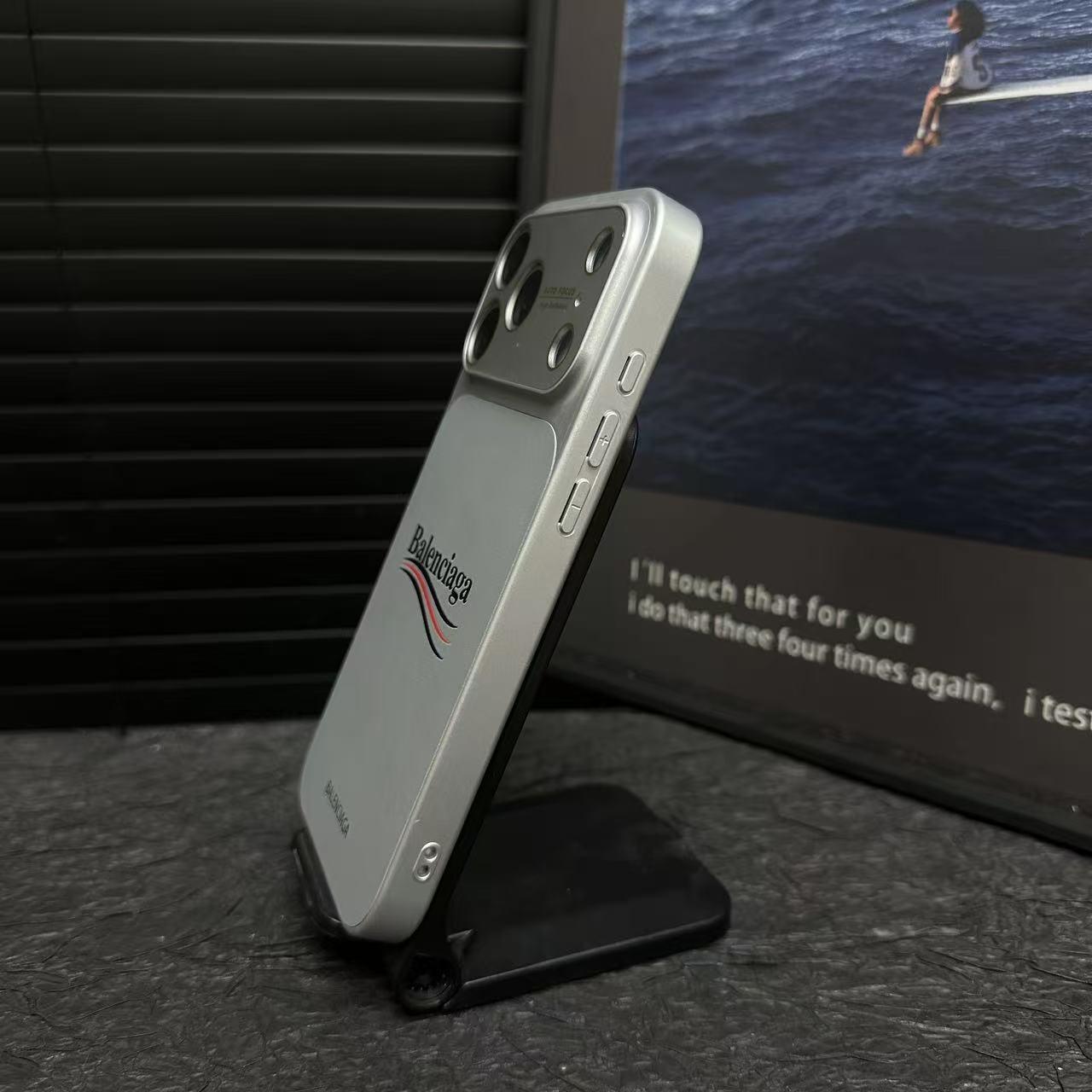 Coque de protection mate pour iPhone inspirée de Balenciaga avec protection intégrale des objectifs