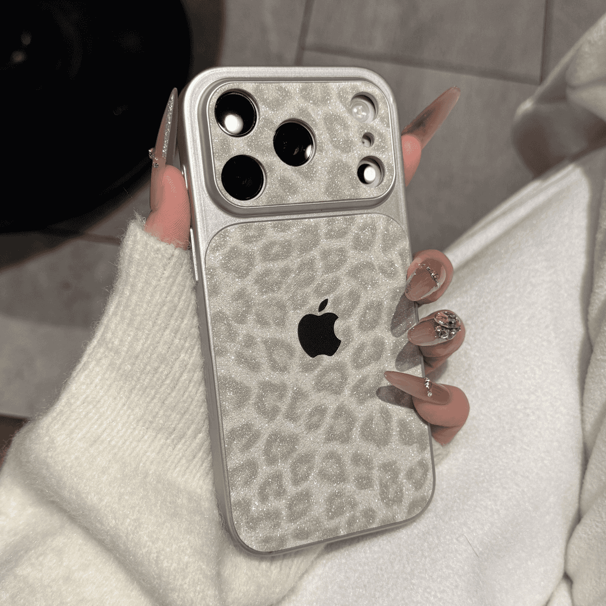 Étui de téléphone à paillettes à imprimé léopard — Protection étincelante avec un design élégant