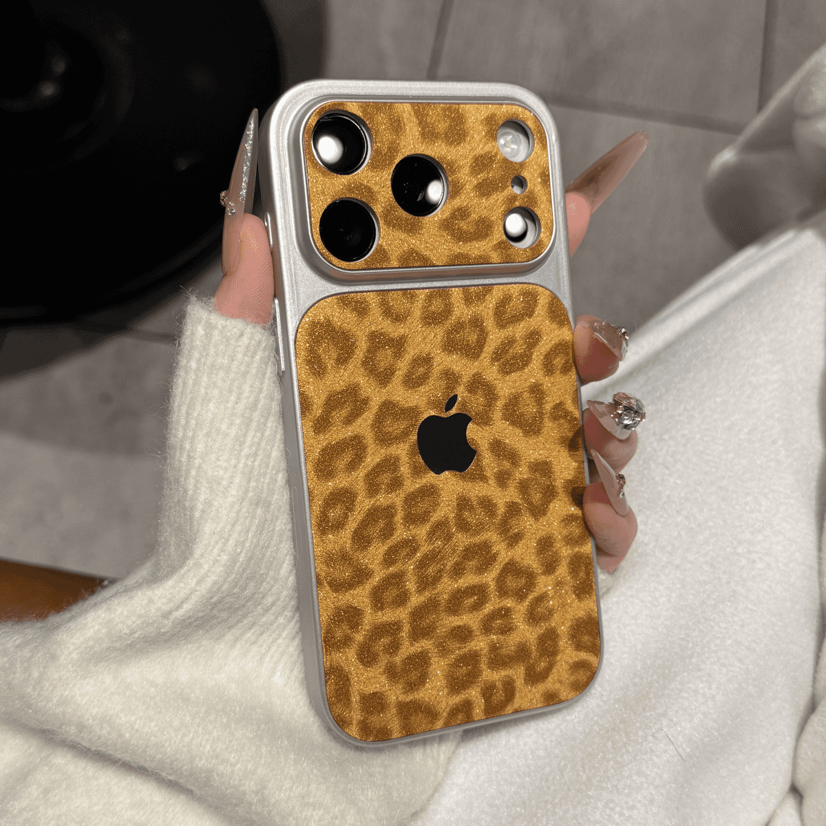 Étui de téléphone à paillettes à imprimé léopard — Protection étincelante avec un design élégant