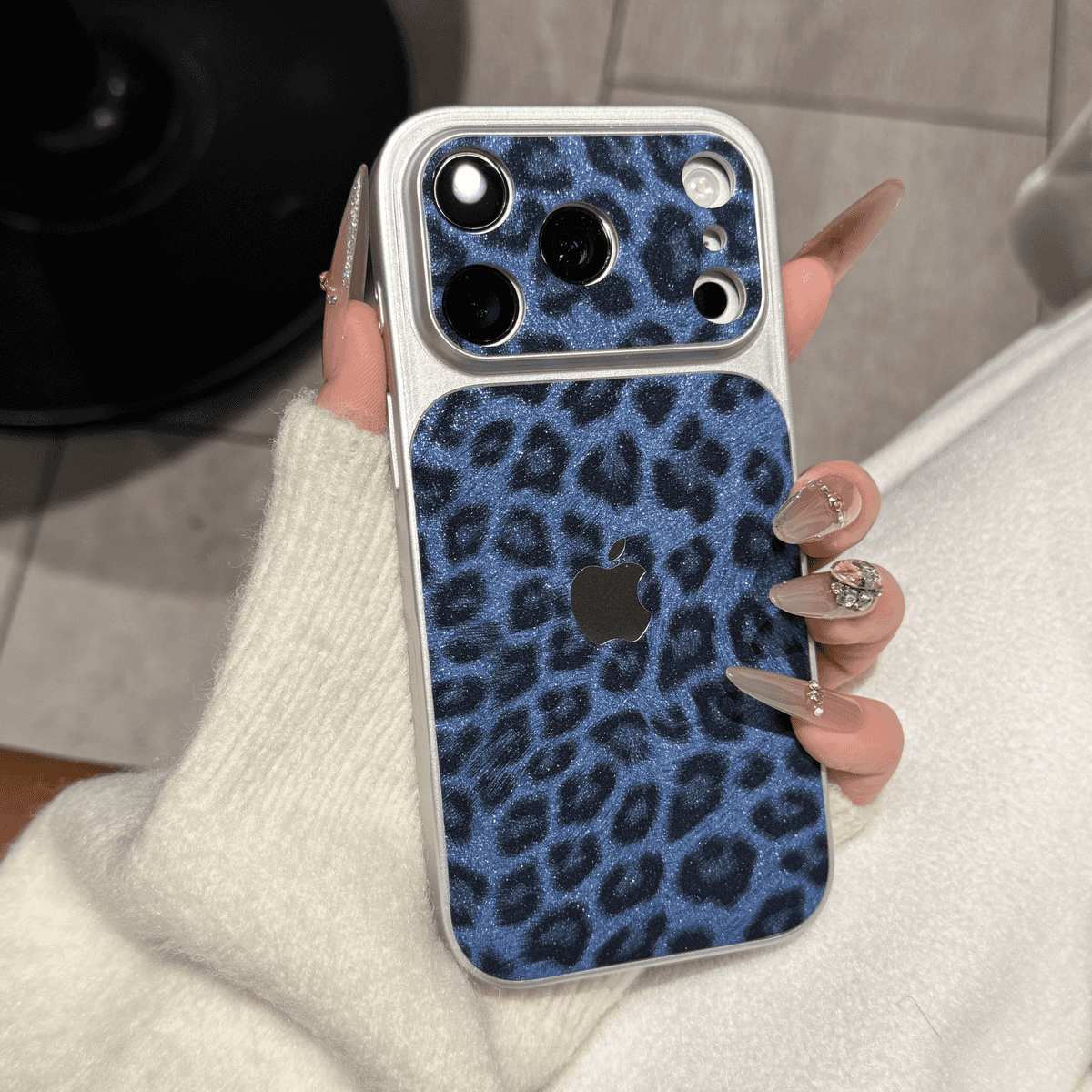 Étui de téléphone à paillettes à imprimé léopard — Protection étincelante avec un design élégant