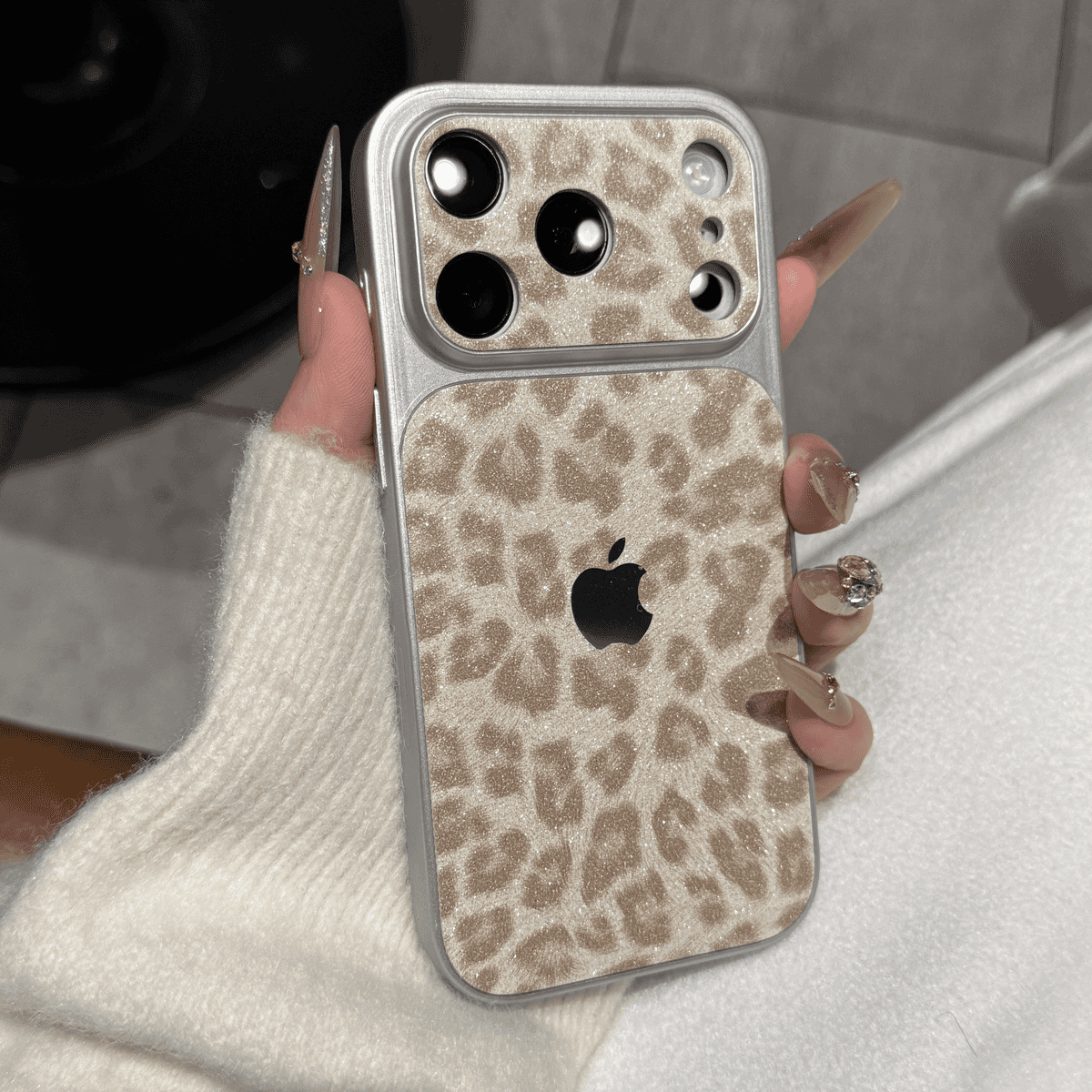 Étui de téléphone à paillettes à imprimé léopard — Protection étincelante avec un design élégant