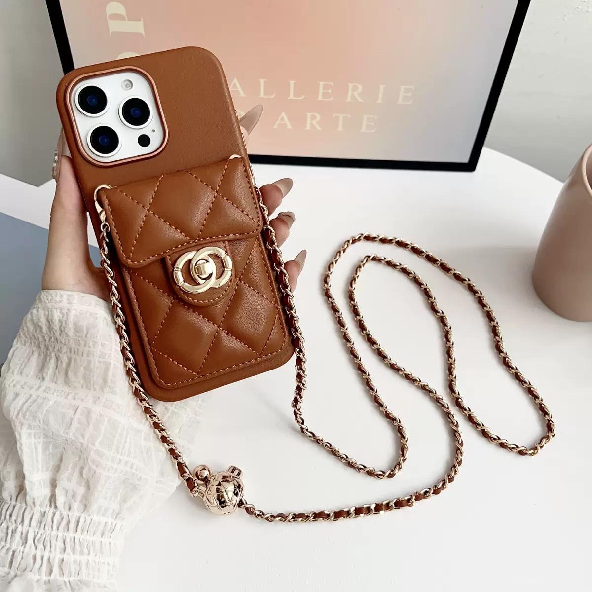 Prešívané crossbody puzdro na iPhone s retiazkovým popruhom & Vrecko na karty