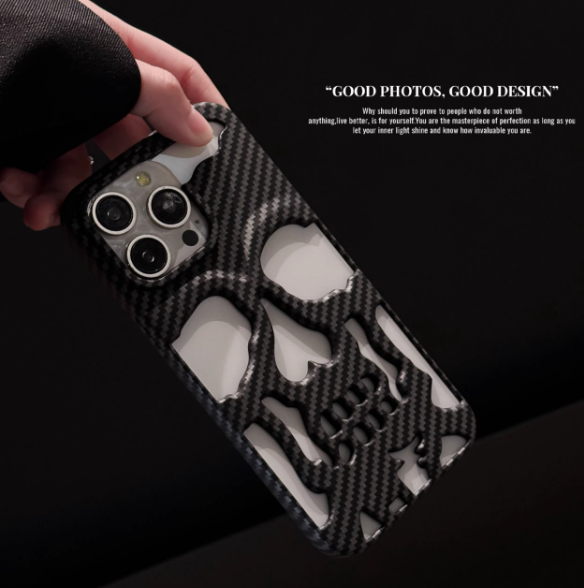 Futrola za iPhone u obliku crne lubanje s teksturom ugljičnih vlakana