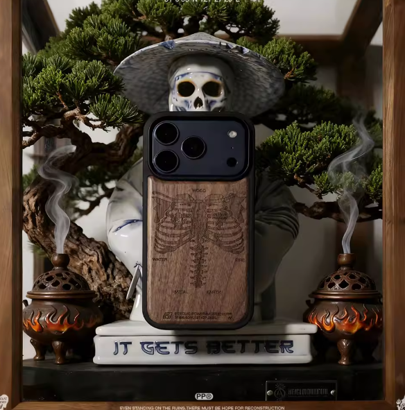 Pouzdro na iPhone odolné proti pádu s reliéfem lebky z ořechového dřeva