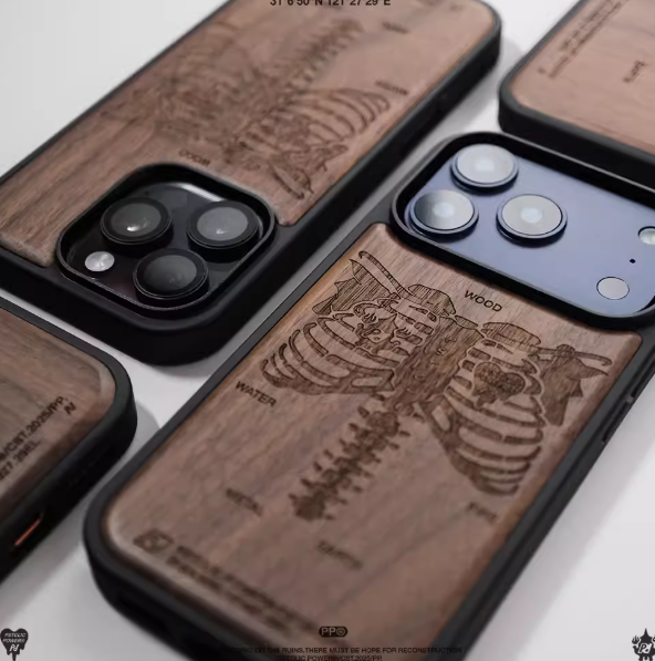 Pouzdro na iPhone odolné proti pádu s reliéfem lebky z ořechového dřeva