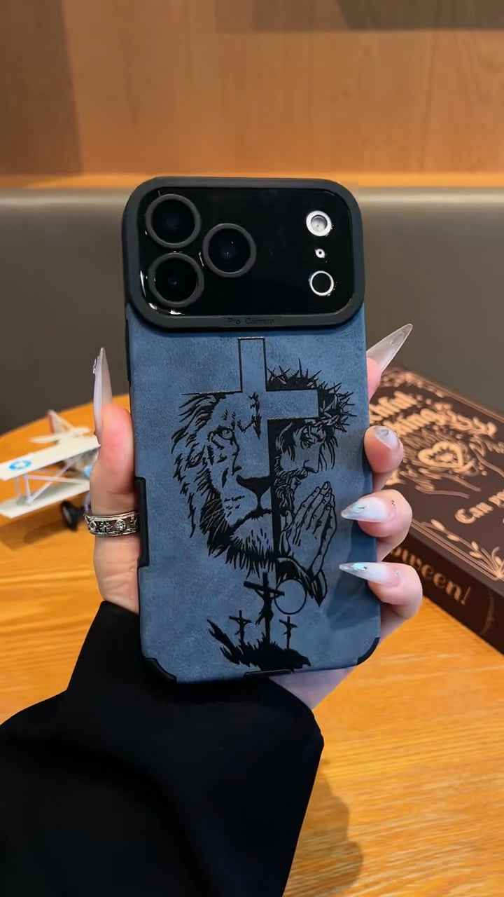 Geloof & Kracht Gegraveerd iPhone-hoesje – Leeuw & Gebedskruisontwerp